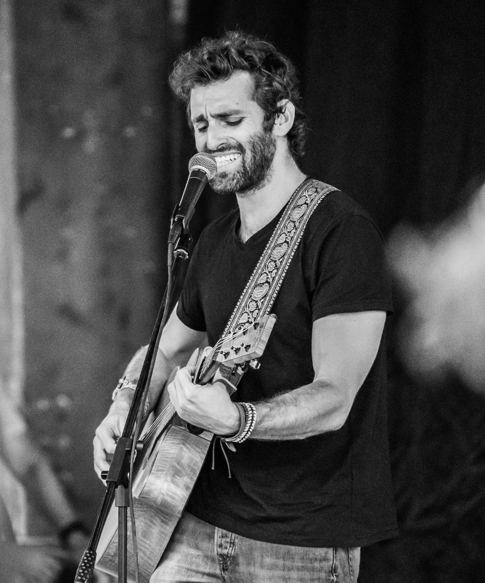 JayAim Jouant de la guitare